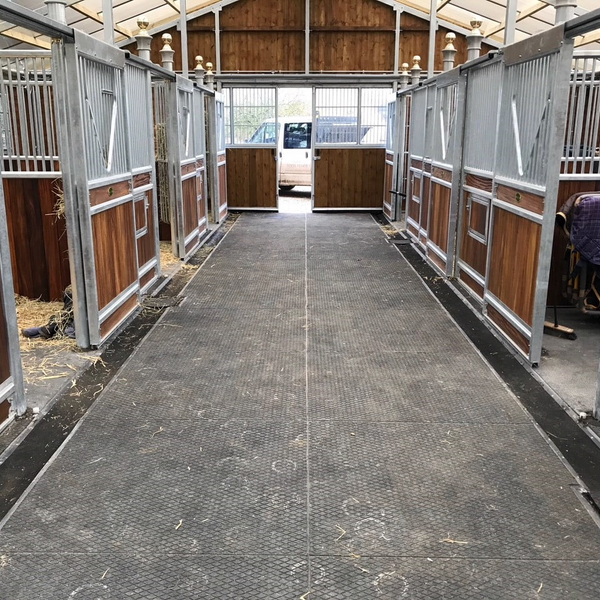 Heavy Duty Rubber Stable Matting – Reversible, High Profile Bubble & Ribbed Patterns, Insulating & Cushioning for Horses, Easy to Clean, Durable Rubber - Image 2 - Rubber Matting Direct UK