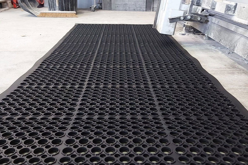Rubber Black Mat with Drainage Holes for Wet Environments