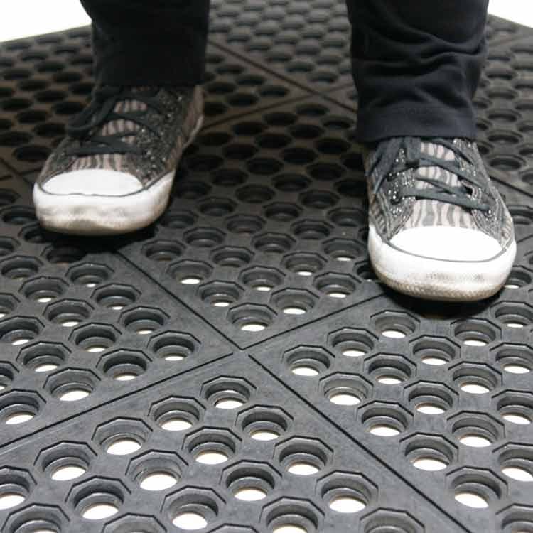 Anti-Slip Decking Mats: Drainage Holes for Safe Outdoor Surfaces
